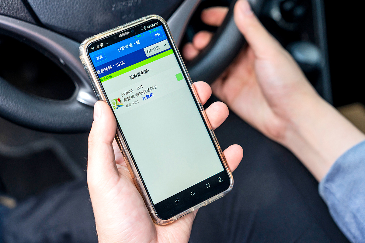 待命點的中保服務工程人員,手機APP接收到指令後,會依訊號確認客戶所在地,立即出勤前往。