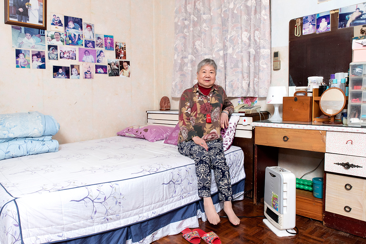 王媽媽在家隨身攜帶無線緊急按鈕，生活起居更安心。