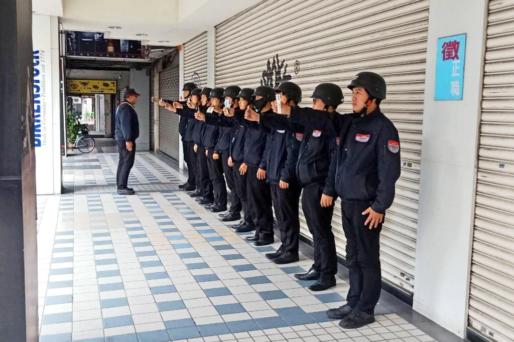 服務工程人員首重紀律,每天早晚八點半出勤前,都會整隊集合檢查裝備。