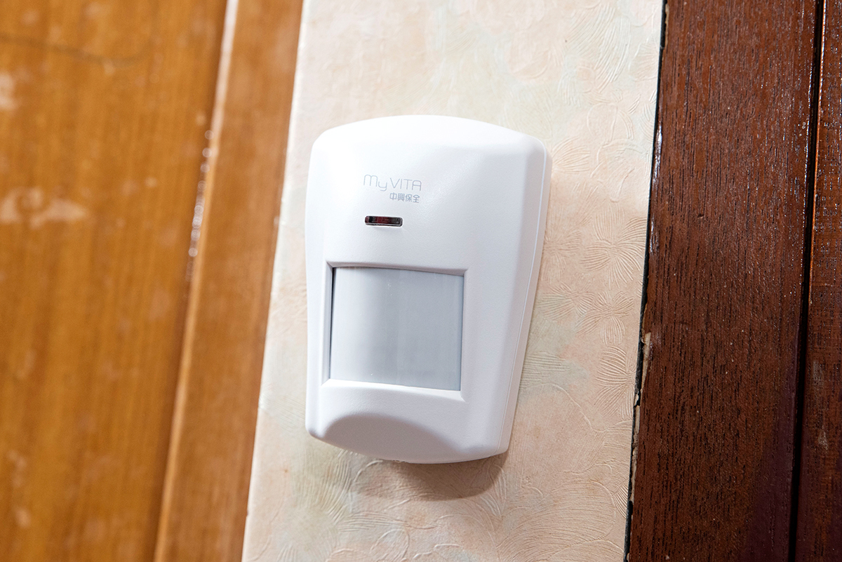 牆面裝設體溫感知器，起身連動燈光開啟，不用摸黑找開關。