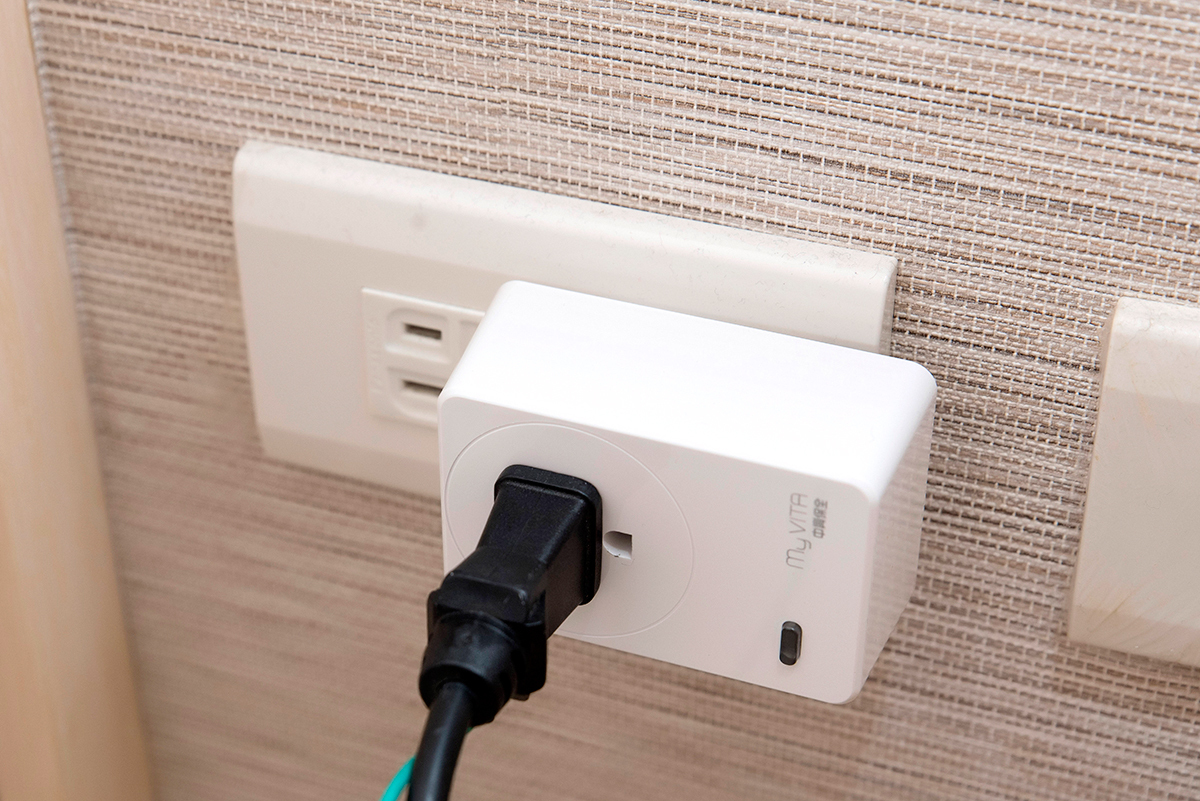 公婆孝親房的床頭有無線救急器,電暖器也裝上智慧插座,防止意外發生。