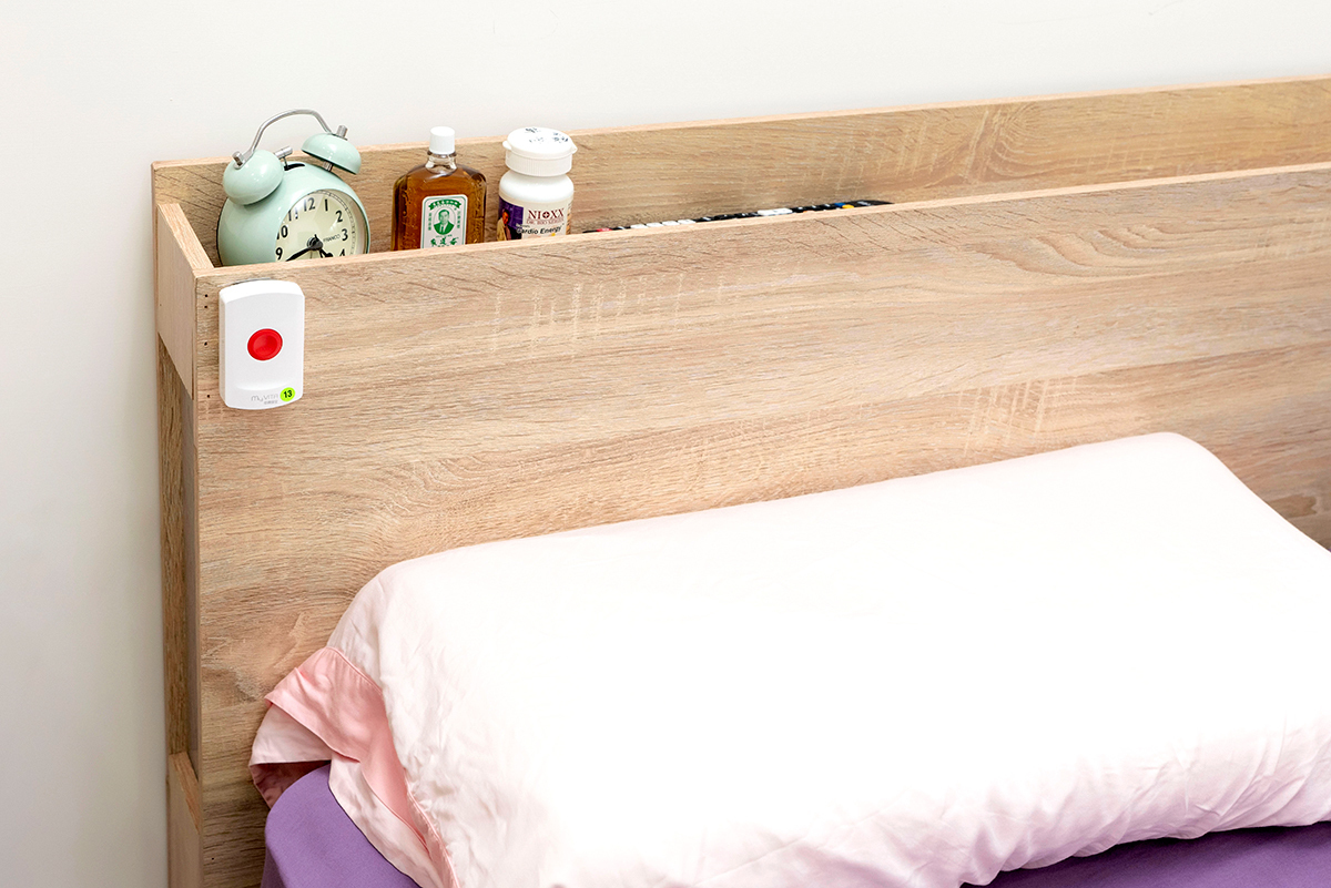 老媽房間的床頭安裝無線救急器，防止意外發生。