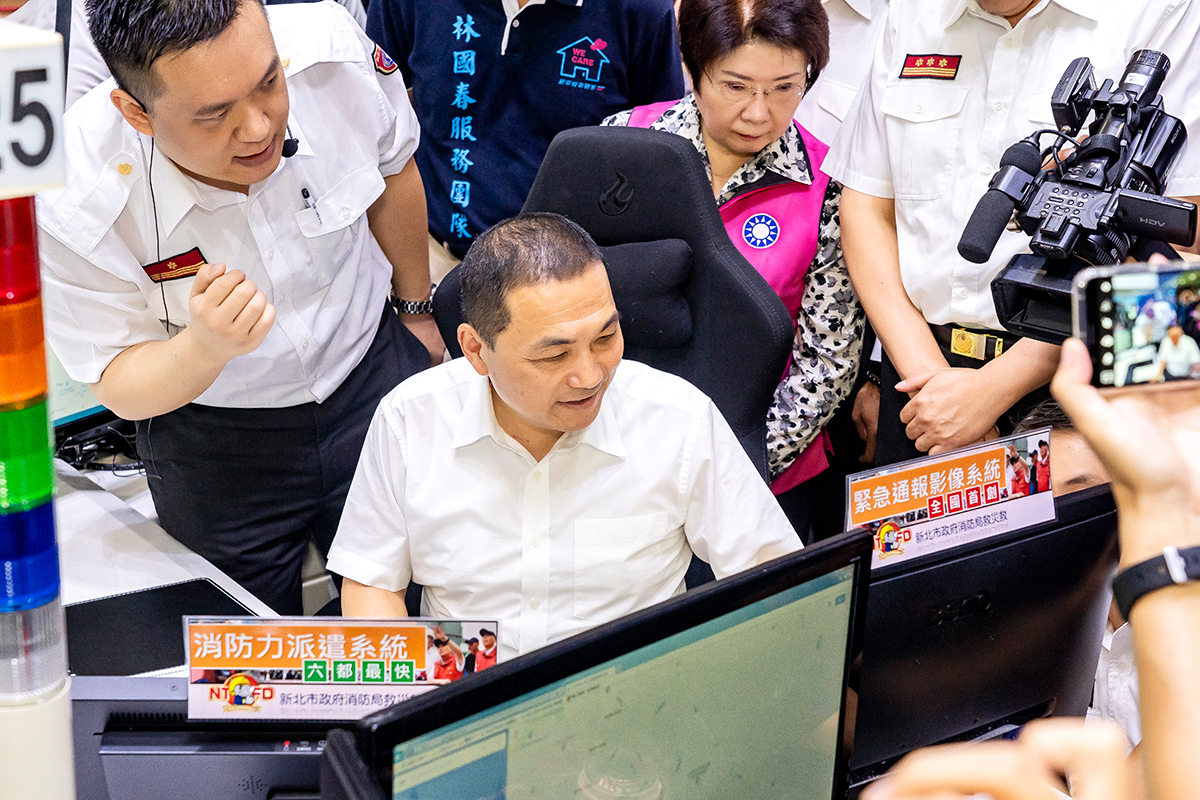 新北市長侯友宜親自操作體驗「119派遣專家系統」升級版。