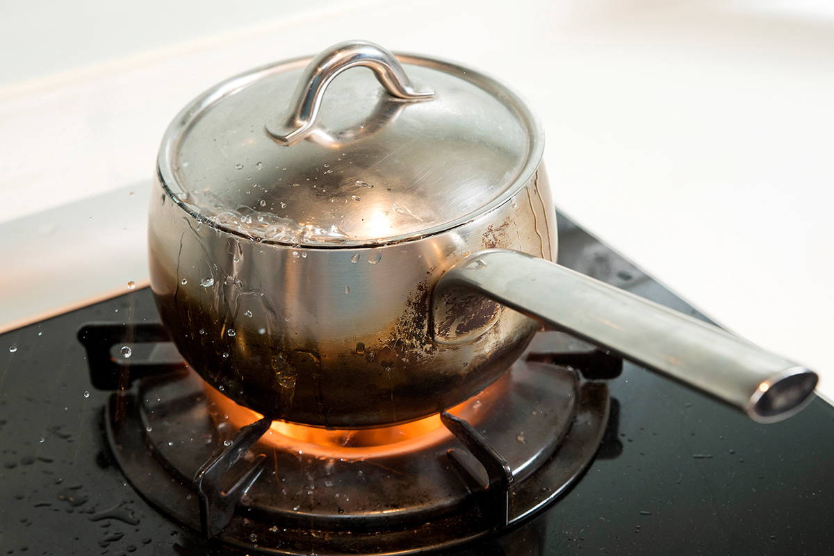 瓦斯爐上煮著小火鍋，煮到湯汁溢出來，差點釀災。