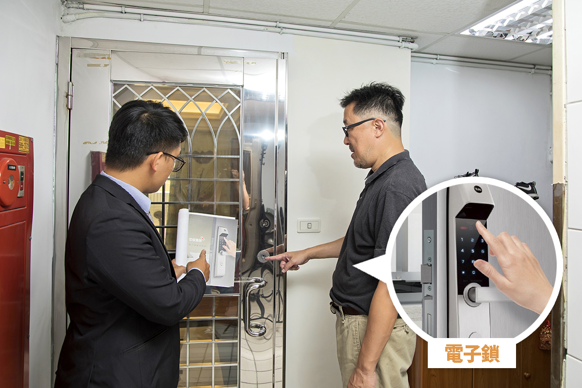 這款能連網的特製智慧電子鎖，除了鑰匙標配外，還提供指紋、密碼開啟方式，Patrick想到家中老小常常忘記帶鑰匙，也考慮可換裝電子鎖。