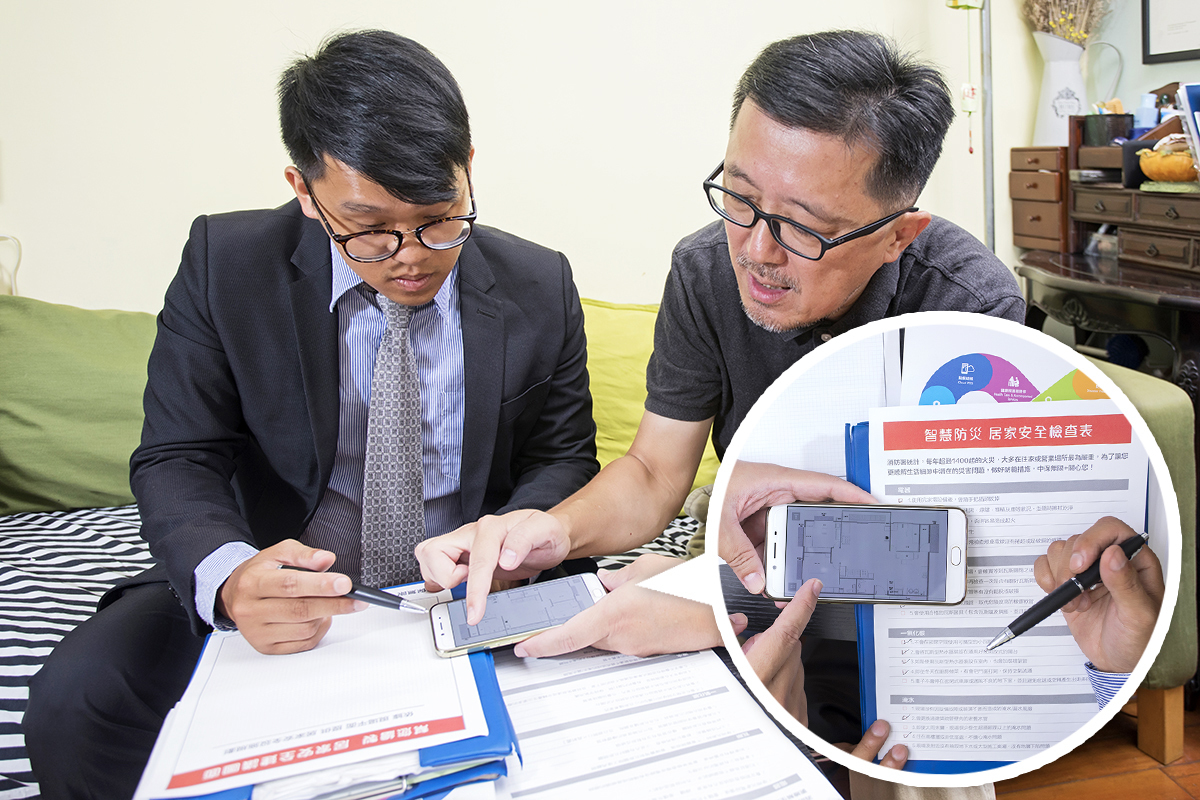 Partick一邊拿出屋內平面圖，為安全規劃師說明電箱位置與房間配置，一邊填寫「智慧防災居家安全檢查表」，還一臉憂心詢問，真不知廚房防災怎麼辦？