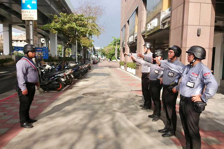 服務工程人員首重紀律，每天早晚八點半出勤前，都會整隊集合檢查裝備。