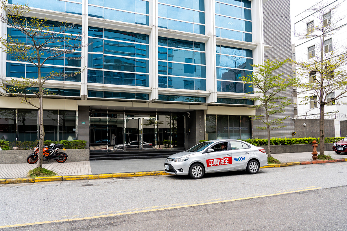 到達任務地點時，戴頭盔、持警棒與手電筒是基本的防身配備。