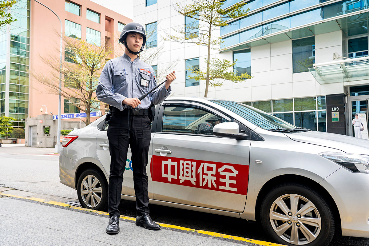 到達任務地點時,戴頭盔、持警棒與手電筒是基本的防身配備。