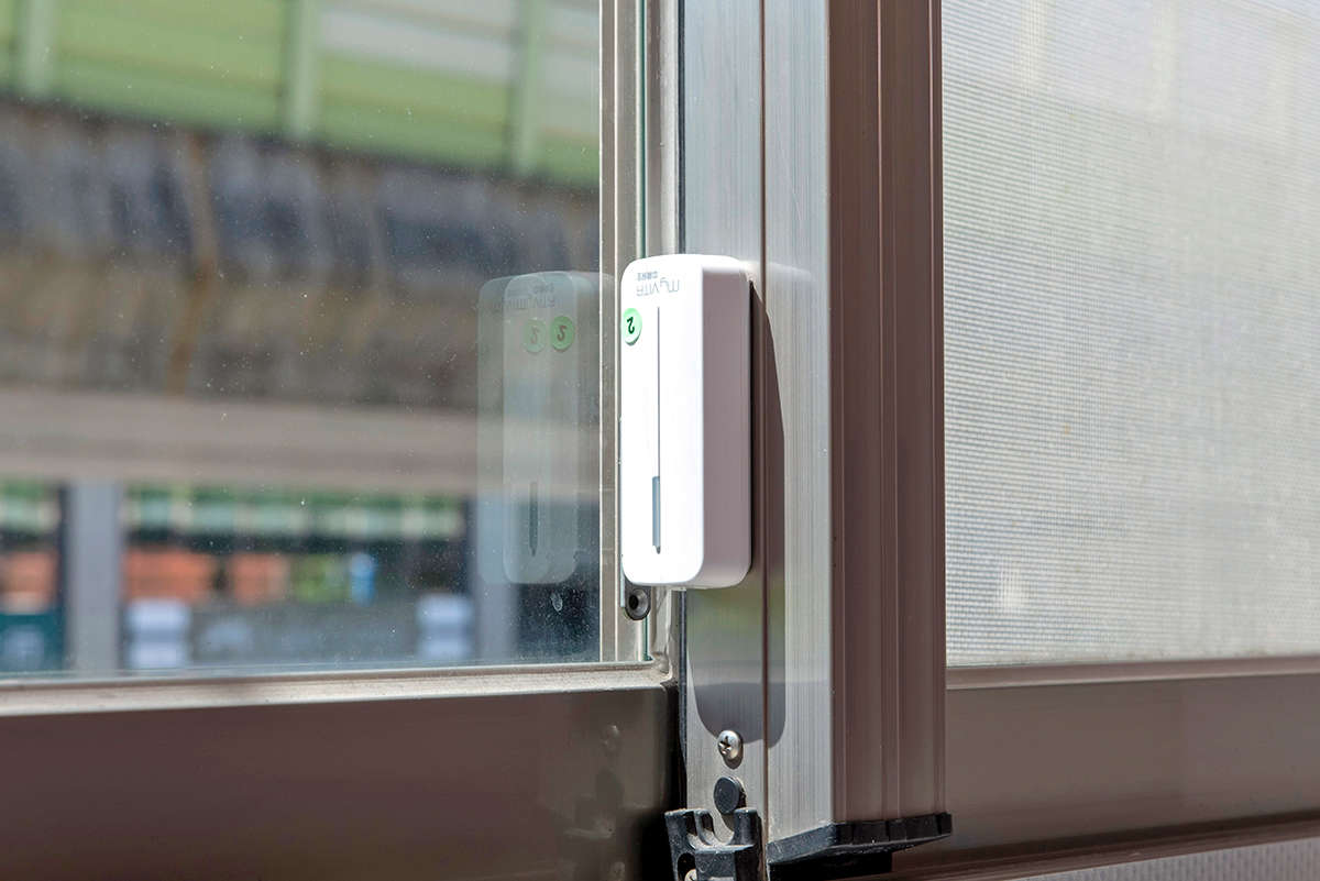 臨路窗戶與大門都裝上無線磁簧感知器。