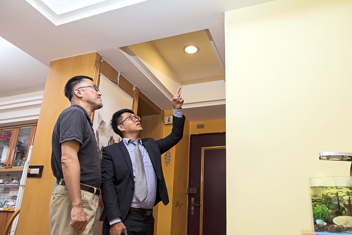 安全規劃師說，有些人家中是玻璃門，歹徒直接打破玻璃門，有時警報不會響，若能玄關裝設紅外線偵測，則會形成另一道防線。