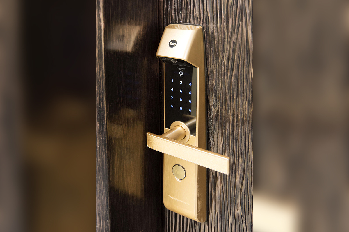 指紋電子密碼鎖，用指紋就可開門，再也不用擔心父母忘記帶鑰匙。