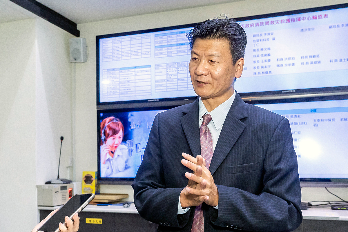 立偉電子經理林崑山說明「119火災緊急通報影像系統」的運作方式。