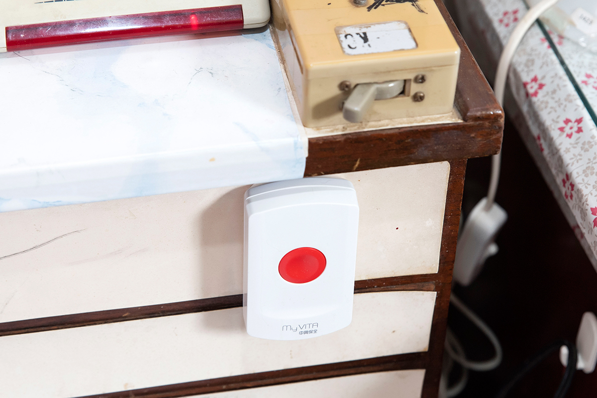 房間床頭的無線救急器，可連動網路攝影機IP CAM，隨時掌握家中情形。