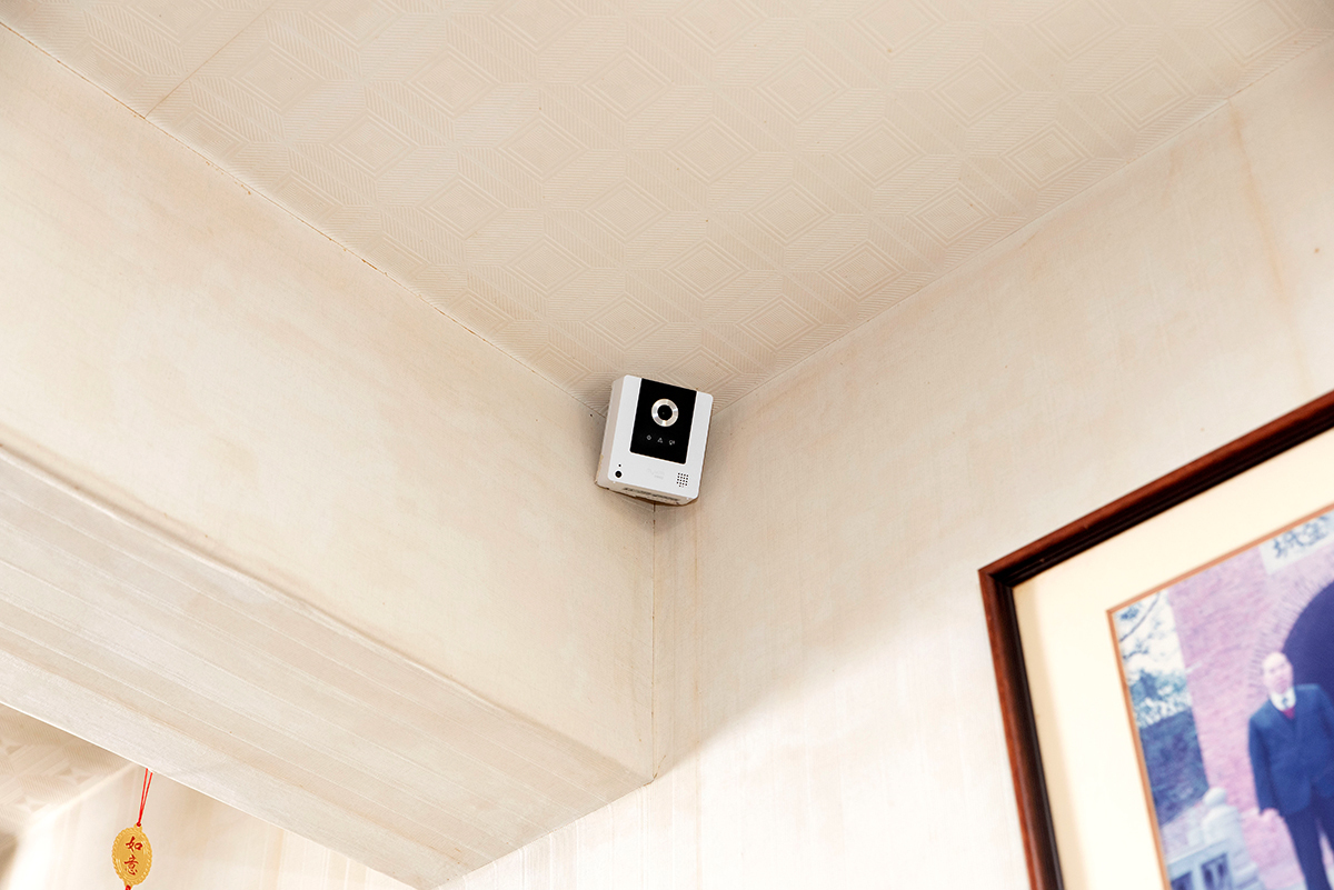 客廳裝設網路攝影機IP CAM，兒女可以透過手機APP隨時關心老媽作息。