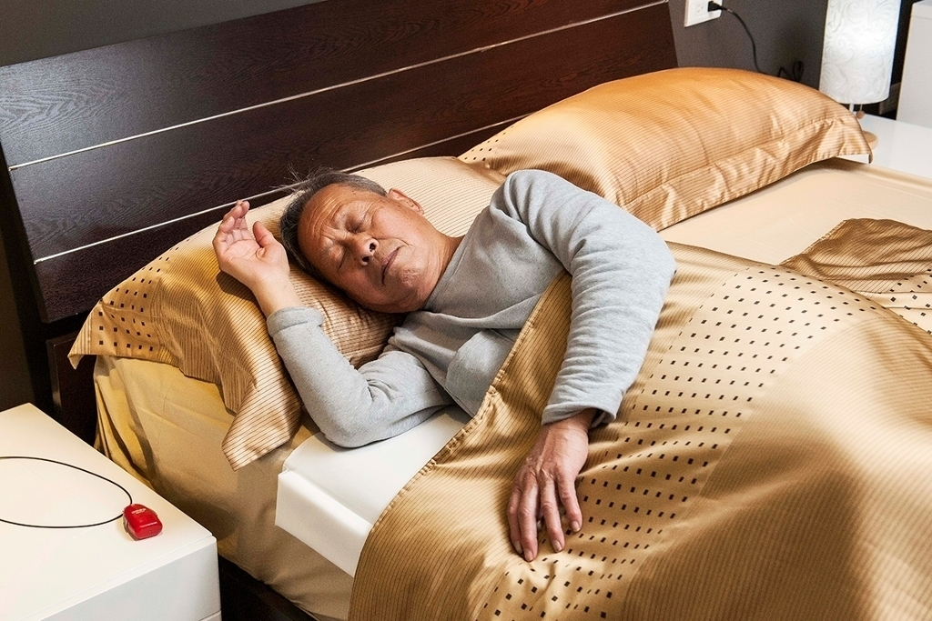 若在家中發生意外，可使用無線救急器向管制中心求救。