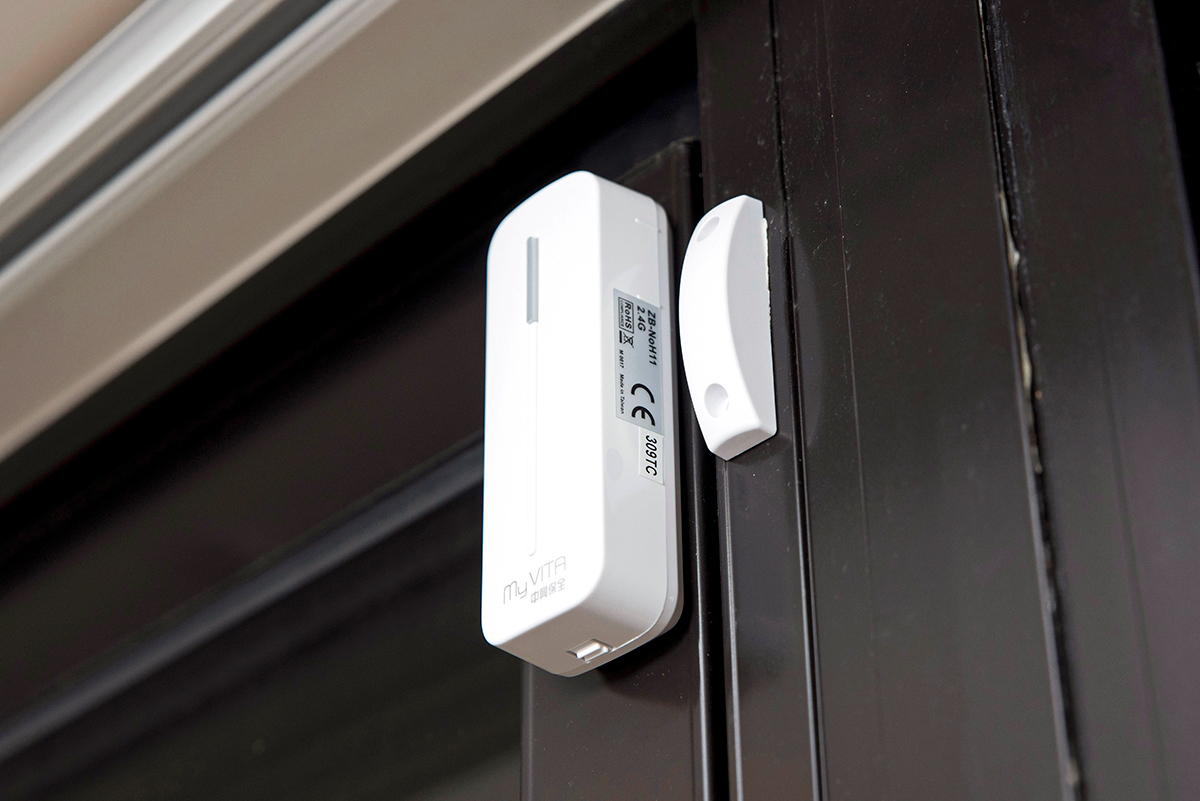 在小偷容易侵入的門窗，加裝無線磁簧感知器。