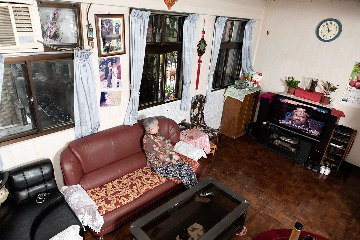 客廳裝設網路攝影機IP CAM,兒女可以透過手機APP隨時關心老媽作息。