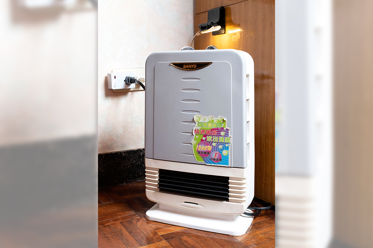 寒冬開電暖器，智慧插座可控制電量，預防電線走火。