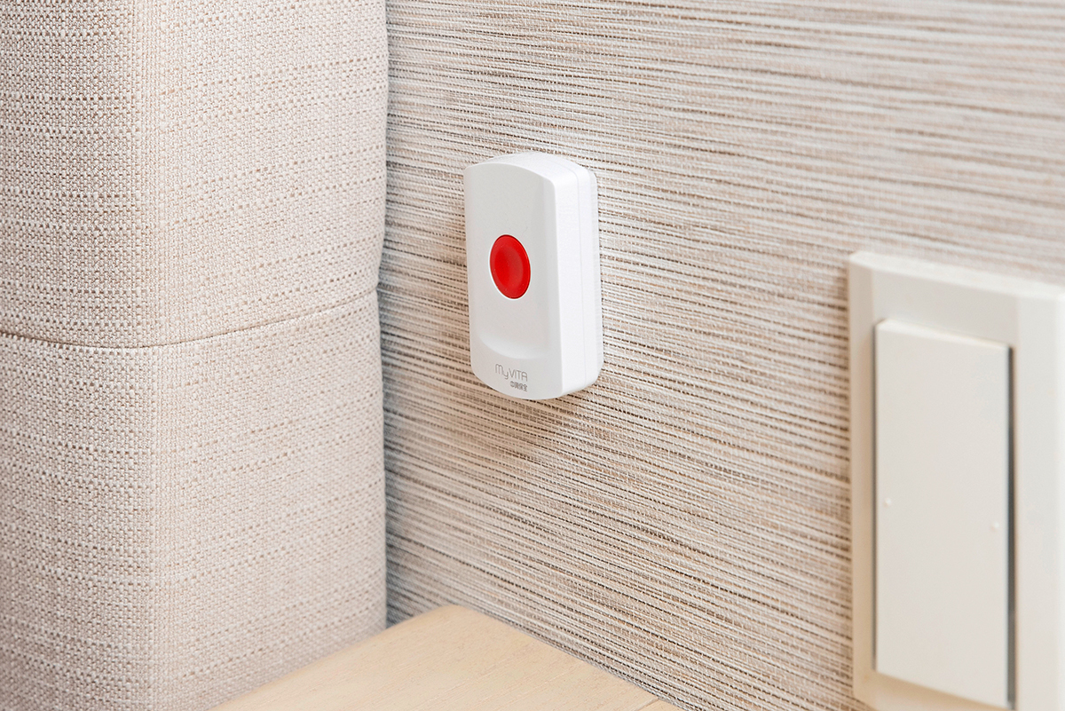 公婆孝親房的床頭有無線救急器，電暖器也裝上智慧插座，防止意外發生。