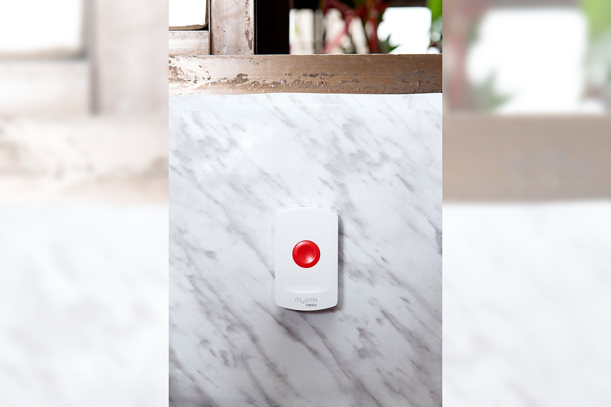 王媽媽住在永和老公寓,平日最常在客廳看電視,沙發旁裝設無線救急器。