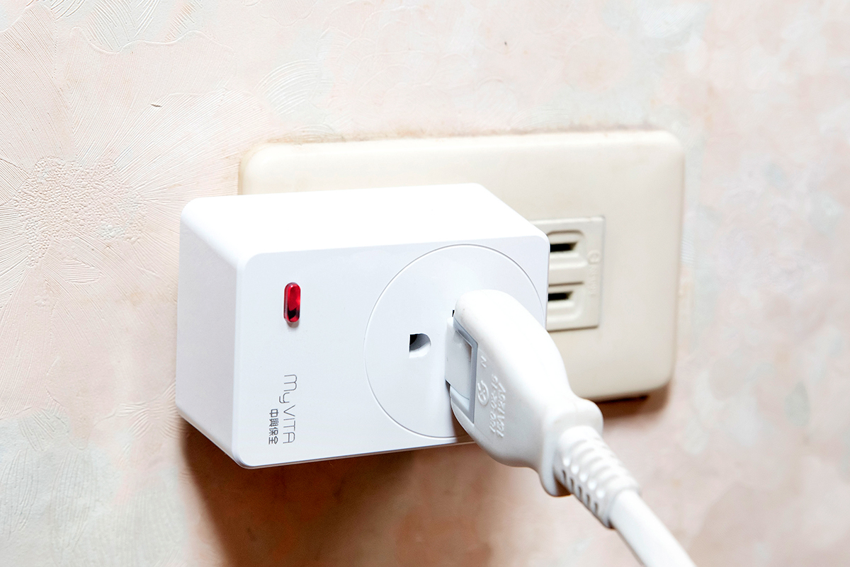 寒冬開電暖器,智慧插座可控制電量,預防電線走火。