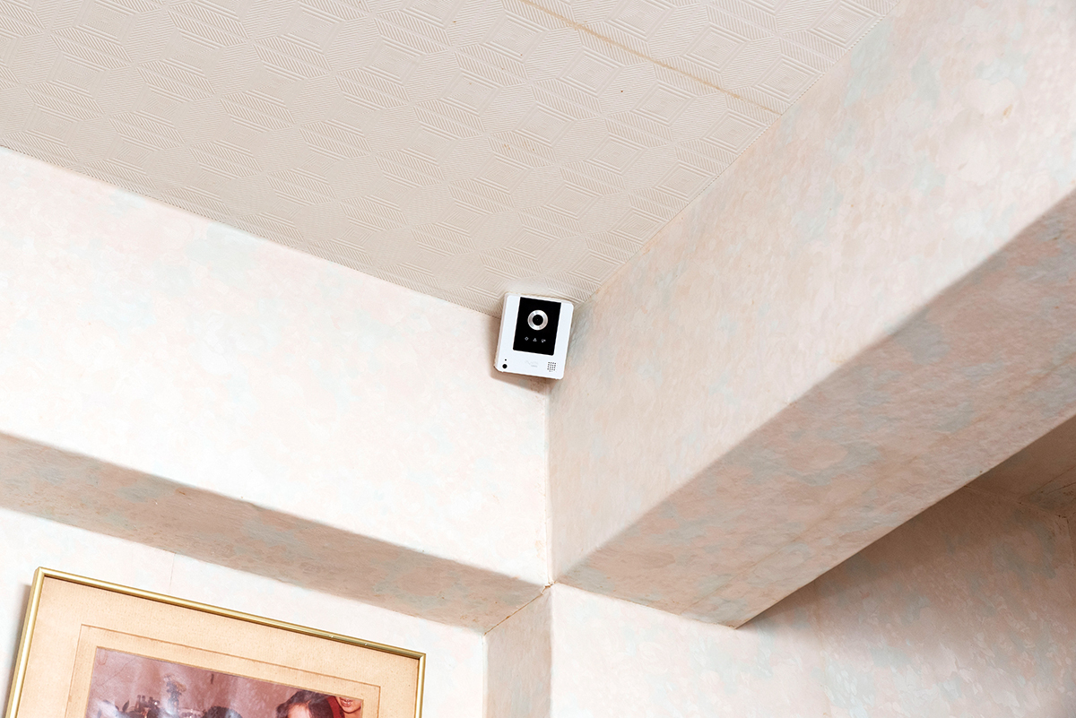 房間床頭的無線救急器,可連動網路攝影機IP CAM,隨時掌握家中情形。