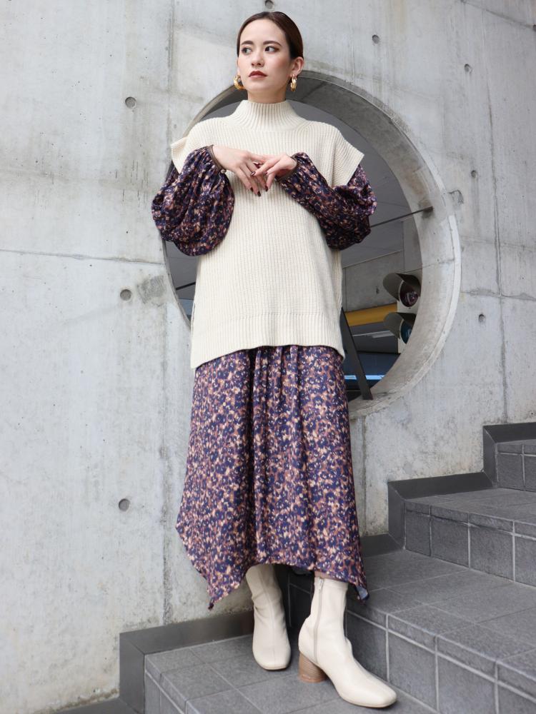 MURUA 
下擺不規則碎花洋裝