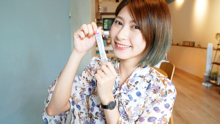 手拿珍珠粉膠原蛋白