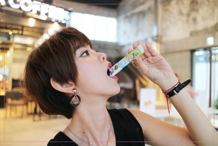 拿一包膠原蛋白粉倒入口中