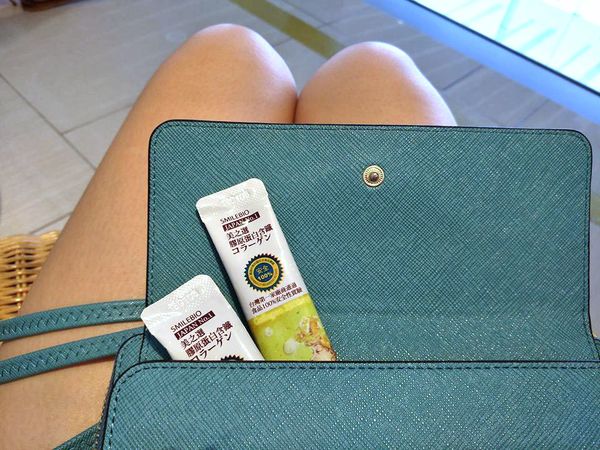 包包裡放2包膠原蛋白