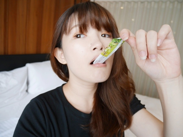 女孩拿著膠原蛋白倒入口中吃