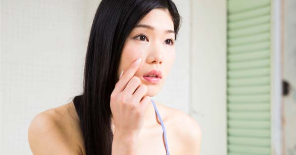 照鏡子發現臉上出現了變化