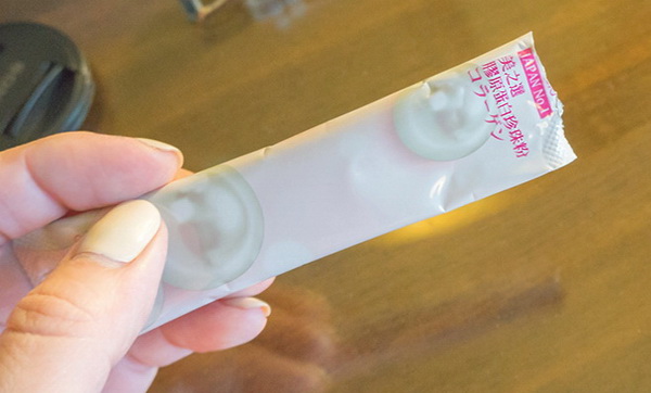 手拿1包珍珠粉膠原蛋白